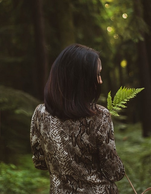 Девушка со спины в лесу
