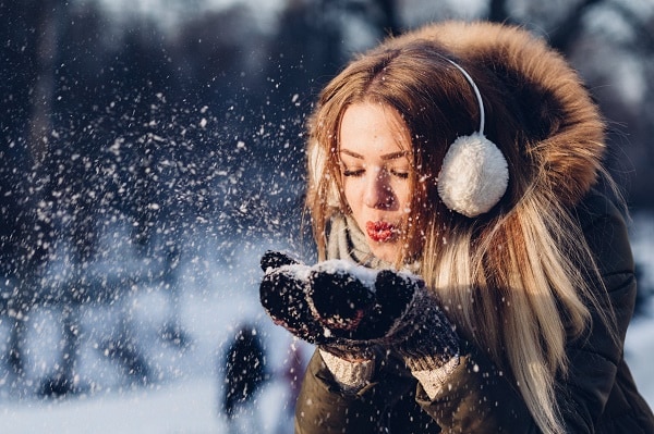 Фото девушки со снегом