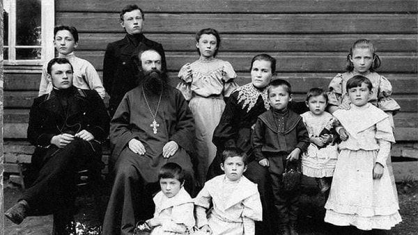 Священник и дети