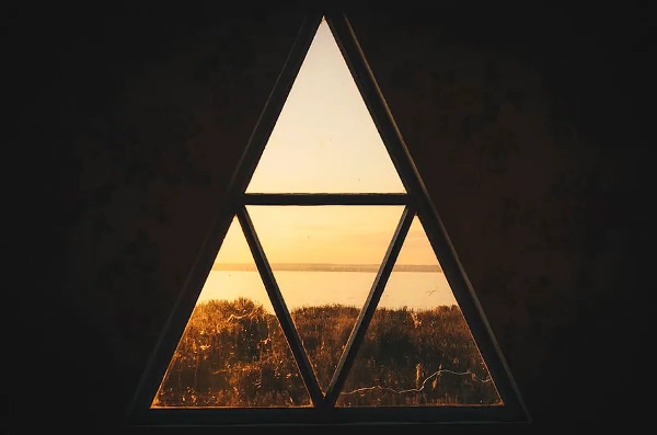 Треугольник в окне