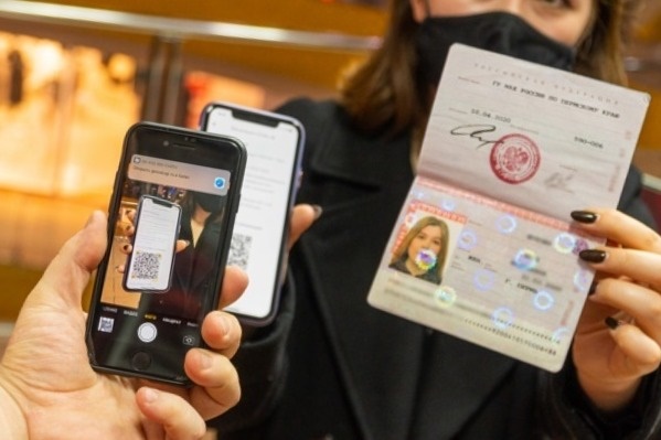Сканирование куар кода и паспорт в руке