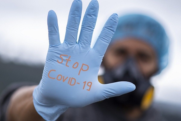 Надпись на перчатке Stop COVID-19
