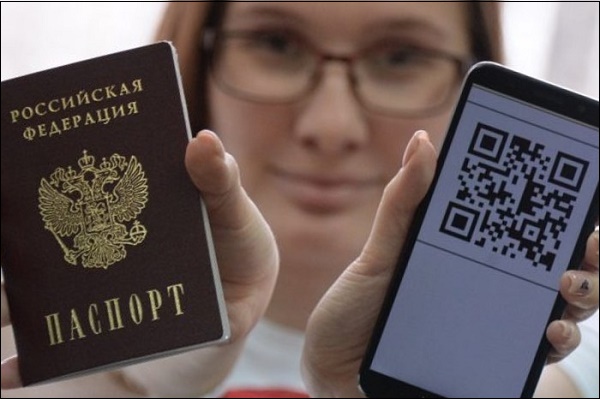 Девушка с паспортом и QR-кодом