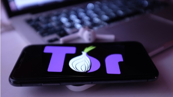 Логотип Тор на телефоне
