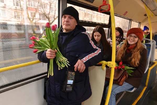 Мужчина с цветами в автобусе