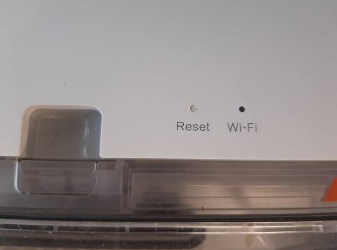 Кнопка "Reset" на корпусе робота-пылесоса 